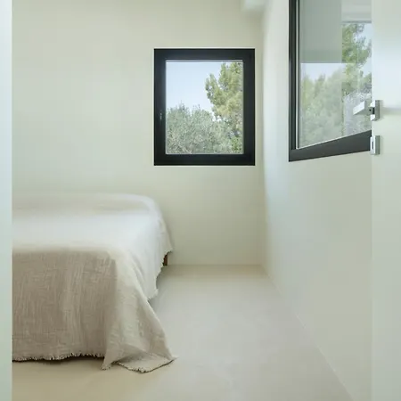 Contemporary With Pool And Sea View In 오스투니