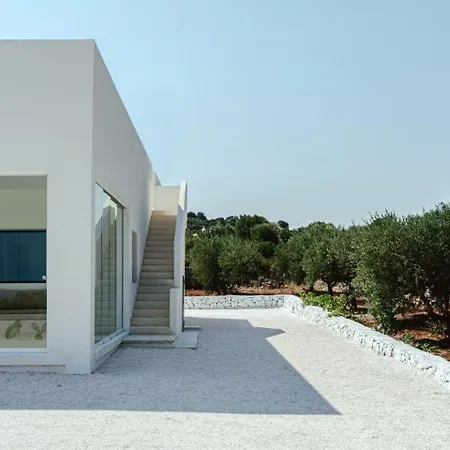 Contemporary With Pool And Sea View In * 오스투니