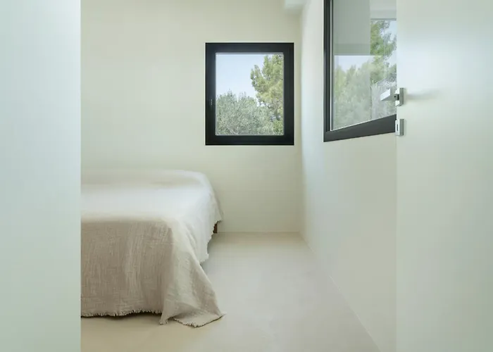 Contemporary With Pool And Sea View In 오스투니