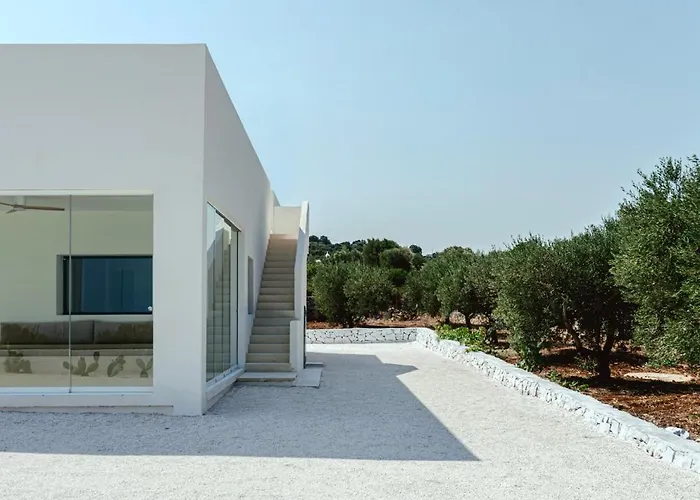 Contemporary With Pool And Sea View In * 오스투니