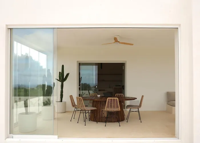 Contemporary With Pool And Sea View In 빌라 오스투니